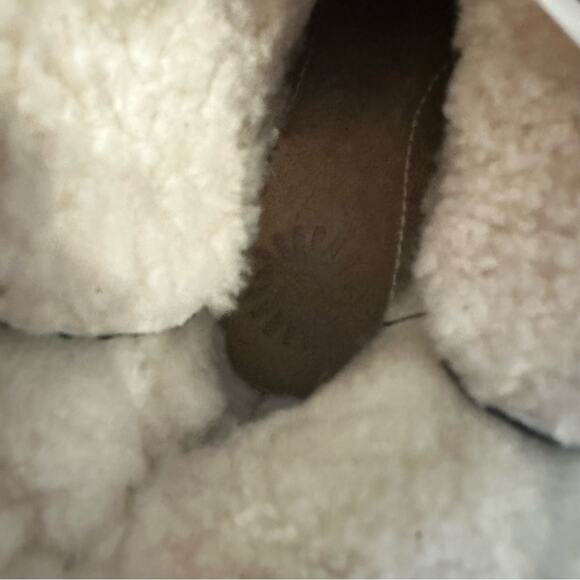 UGG Caspia Ankle Boots Black Leather size US 8 Sheepskin lined - Picture 12 of 14